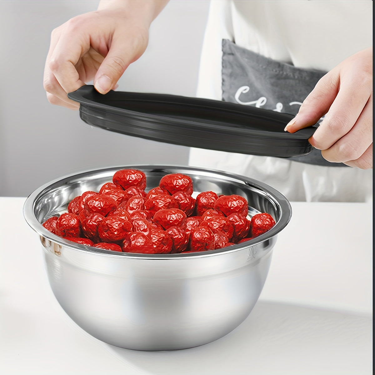 Nesting Stainless Steel Mixing Bowls with Sealed Lids 7pcs Set 0.7 to 4.5Qt Rust Proof Dishwasher Safe Stackable Bowls for Cooking Baking Salad Serving
